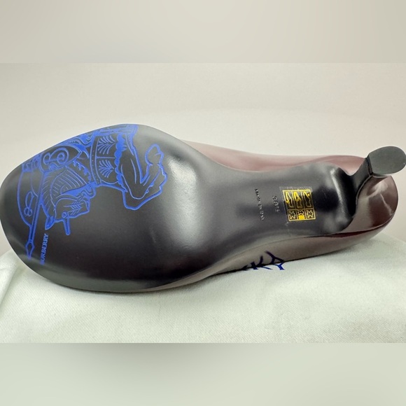 Burberry Glossy Leather Baby Pumps
Color- Poison
Womens size EU 38.5 - Picture 6 of 11